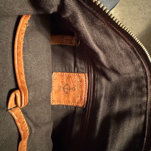 Harbour 2nd Leather Crossbody w adj. strap, 11 x 11”, soft leather & great bag! - Picture 6 of 9